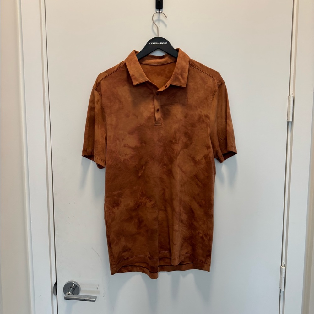 Men’s lululemon EVOLUTION SHORT SLEEVE POLO -Tidal Dye Desert Sun Date Brown - L